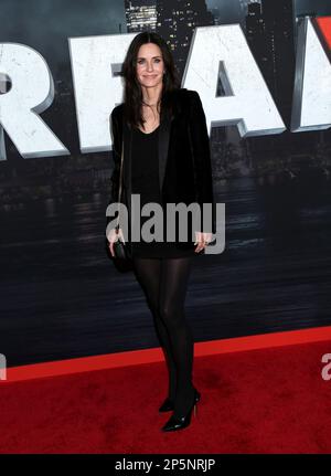 New York City, NY, 6. März 2023, New York City, NY, 06/03/2023, Courtney Cox nimmt an der "Scream VI" Weltpremiere Teil, die am 6. März 2023 im AMC Lincoln Square Theater in New York City, NY ©Steven Bergman/AFF-USA.COM stattfindet Stockfoto