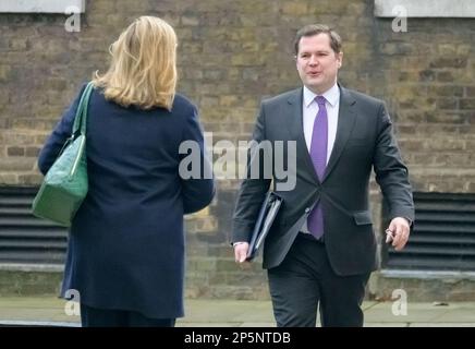 Penny Mordaunt MP (Lord President of the Council, Leader of the House of Commons) und Robert Jenrick MP (Immigration Minister) in der Downing Street danach Stockfoto