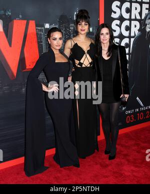 New York City, NY, 6. März 2023, New York City, NY, 06/03/2023, Demi Lovato, Melissa Barrera und Courtney Cox, die am 6. März 2023 im AMC Lincoln Square Theater in New York City, NY ©Steven Bergman/AFF-USA.COM an der „Scream VI“-Weltpremiere teilnehmen Stockfoto