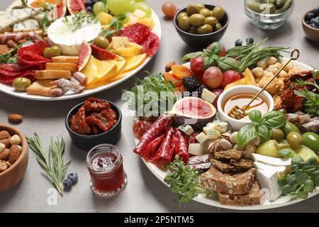 Set aus verschiedenen köstlichen Vorspeisen, serviert auf einem hellgrauen Tisch Stockfoto