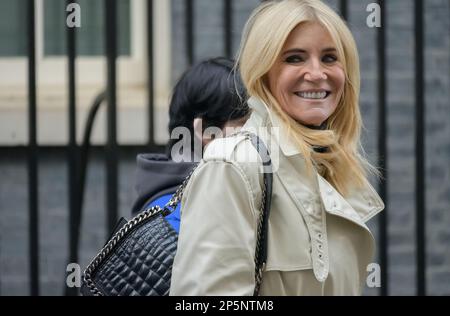Michelle Collins, Schauspielerin (Eastenders, Coronation Street) in der Downing Street, um eine Petition zu überbringen, die kostenlose Schulmahlzeiten an alle Grundschulen verlangt Stockfoto