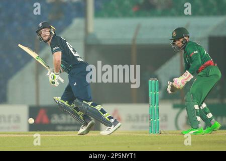 England Captain Jos Buttler schlägt während des 3. Internationalen Spiels Bangladesch-England im Zahur Ahmed Chowdhury Stadium, Sagorika, Chattogram, Stockfoto