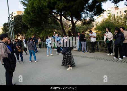 Barcelona, Spanien-Februar 22,2023: Touristen machen Fotos mit ihrem Smartphone vor der Kirche Sagrada Familia. Stockfoto