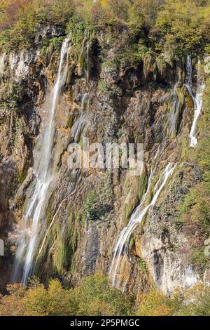 Rechts am großen Wasserfall, auch bekannt als al Veliki Slap im Nationalpark Stockfoto