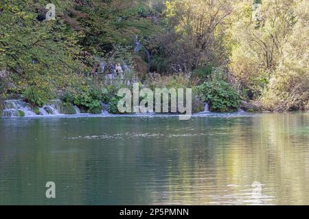 Wasser über einem natürlichen Staudamm im Nationalpark Plitvicer Seen Stockfoto