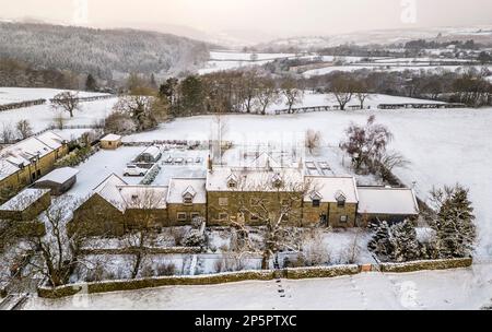 Verschneite Bedingungen in Goathland, North Yorkshire, da in allen vier Ländern Großbritanniens Wetterwarnungen für Schnee und Eis gelten und es zu erwarten ist, dass im Rahmen der arktischen Luftfahrt im ganzen Land weitere ausgegeben werden. Foto: Dienstag, 7. März 2023. Stockfoto