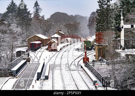 Goathland Bahnhof in North Yorkshire, da in allen vier Ländern des Vereinigten Königreichs Wetterwarnungen für Schnee und Eis vorhanden sind, und es wird erwartet, dass weitere ausgegeben werden, wenn die arktische Luft durch das Land fliegt. Foto: Dienstag, 7. März 2023. Stockfoto