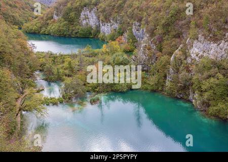 Ein natürlicher Damm mit Aussichtsplattform im Nationalpark Plitvicer Seen Stockfoto