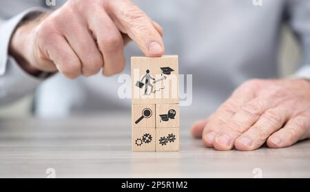 Holzblöcke mit Symbol für Weiterbildungskonzept Stockfoto