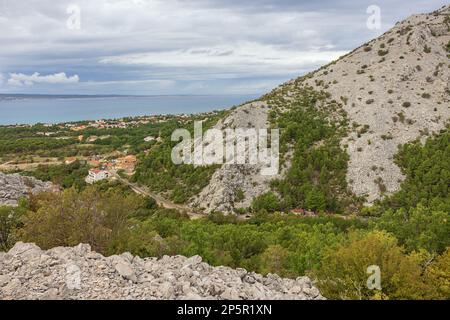 Blick über Starigrad Paklenica vom paklarischen Aussichtspunkt am Eingang des Paklinica Nationalparks Stockfoto