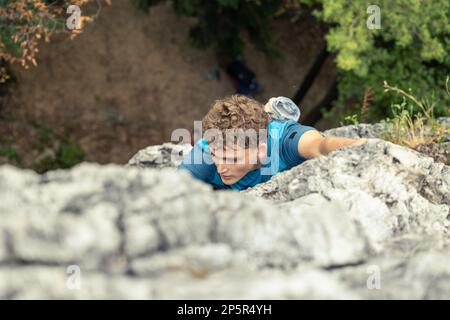 Ein Mann, der in den Bergen klettert. Direkt über der Ansicht. Stockfoto