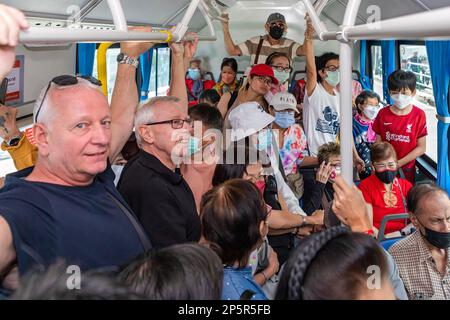 Ausländische und thailändische Passagiere im E-Bus-Shuttleservice, Bangkok, Thailand Stockfoto