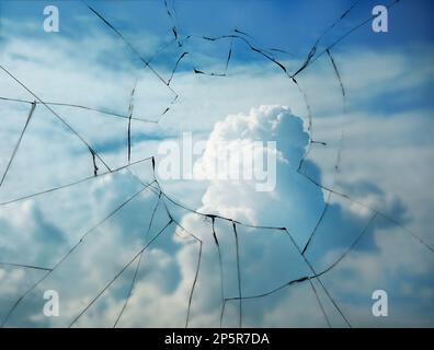 Blick durch ein kaputtes Fenster am bewölkten Himmel Stockfoto