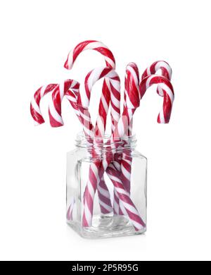Süße weihnachtliche Zuckerstangen im Glasgefäß auf weißem Hintergrund Stockfoto