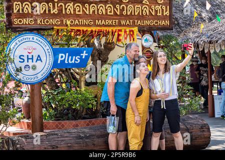 Touristen auf dem schwimmenden Markt von Song Klong, Bangkok, Thailand Stockfoto