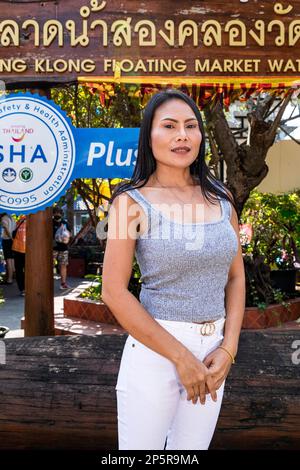 Touristen auf dem schwimmenden Markt von Song Klong, Bangkok, Thailand Stockfoto