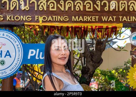 Touristen auf dem schwimmenden Markt von Song Klong, Bangkok, Thailand Stockfoto