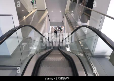 Leere Rolltreppe im Einkaufszentrum Stockfoto