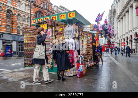 Ein Souvenirstand vor dem Dominion Theatre an der Tottenham Court Road in London, Großbritannien Stockfoto