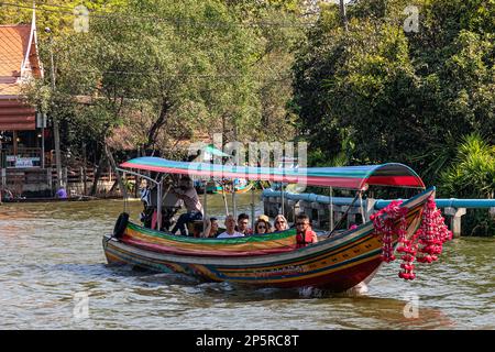 Langboot mit Touristen auf dem Kanal am schwimmenden Markt Taling Chan, Bangkok, Thailand Stockfoto