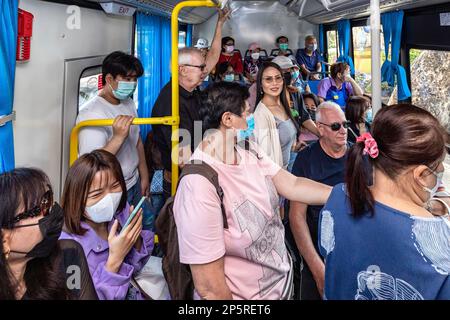 Ausländische und thailändische Passagiere im E-Bus-Shuttleservice, Bangkok, Thailand Stockfoto