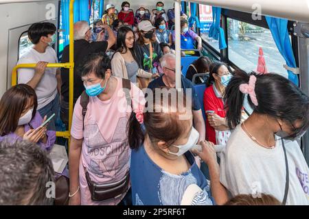 Ausländische und thailändische Passagiere im E-Bus-Shuttleservice, Bangkok, Thailand Stockfoto