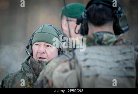 Paprade, Litauen. 07. März 2023. Boris Pistorius (l, SPD), Bundesminister für Verteidigung, beobachtet die Übung „Griffin Lightning“ unter Beteiligung von Bundeswehrsoldaten des deutschen Kampfbataillons 413 verstärkte Vigilanzaktivitäten-Brigade im Ausbildungsbereich Paprade. Kredit: Kay Nietfeld/dpa/Alamy Live News Stockfoto