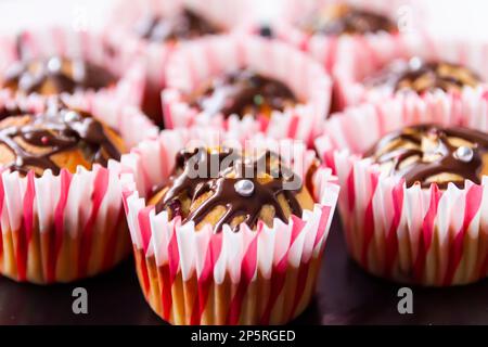 Süßes Dessert aus nächster Nähe. Schokoladen-Muffins. Stockfoto