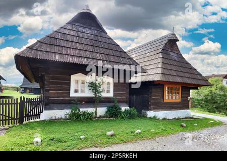 Alte Häuser im Dorf Podbiel, Orava - Slowakei Stockfoto