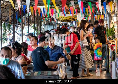 Gäste, die im Restaurant des schwimmenden Marktes Lad Mayom, Bangkok, Thailand, essen Stockfoto