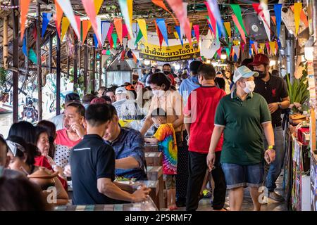 Gäste, die im Restaurant des schwimmenden Marktes Lad Mayom, Bangkok, Thailand, essen Stockfoto