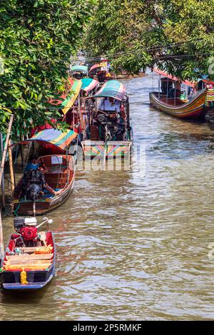 Longtail- und Touristenboote auf khlong am schwimmenden Markt Lad Mayom, Bangkok, Thailand Stockfoto