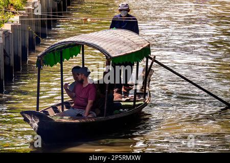 Longtail- und Touristenboote auf khlong am schwimmenden Markt Lad Mayom, Bangkok, Thailand Stockfoto