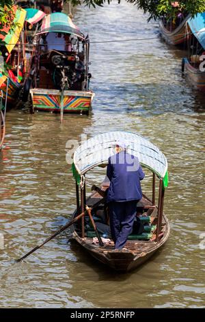 Longtail- und Touristenboote auf khlong am schwimmenden Markt Lad Mayom, Bangkok, Thailand Stockfoto