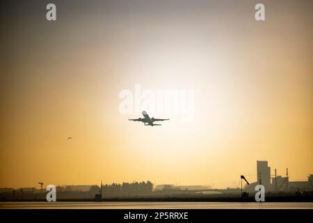 Stadtflughafen bei Sonnenaufgang. Stockfoto