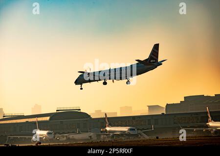 Stadtflughafen bei Sonnenaufgang. Stockfoto