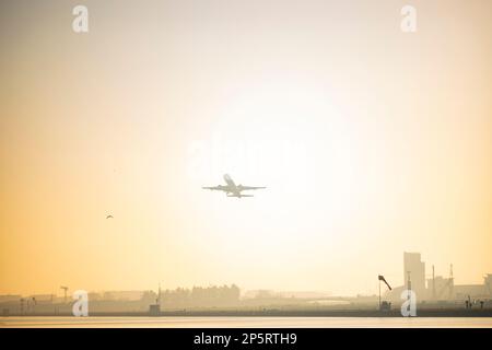 Stadtflughafen bei Sonnenaufgang. Stockfoto