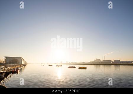 Stadtflughafen bei Sonnenaufgang. Stockfoto