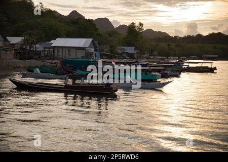 Stimmungsvolle Aufnahme des kleinen Hafens in Kampung Rinca im Komodo-Nationalpark auf Flores bei Sonnenuntergang. Stockfoto