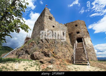 Ruine der Burg Reviste in der Nähe des Flusses Hron, Slowakei Stockfoto