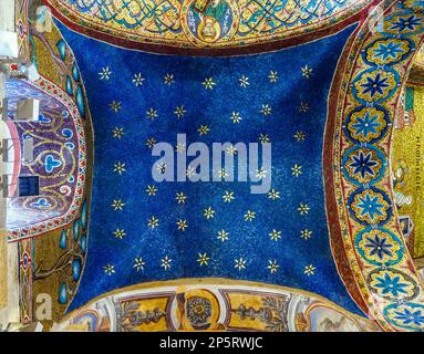 Dekoratives byzantinisches Mosaik aus dem 12. Jahrhundert in der Kirche Santa Maria dell'Ammiraglio - Palermo, Sizilien, Italien Stockfoto