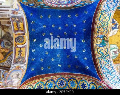 Dekoratives byzantinisches Mosaik aus dem 12. Jahrhundert in der Kirche Santa Maria dell'Ammiraglio - Palermo, Sizilien, Italien Stockfoto