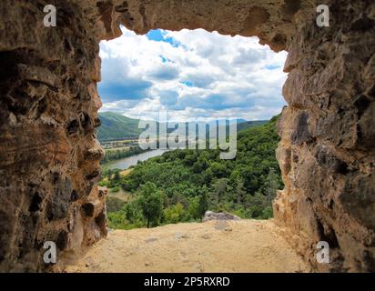 Ruine der Burg Reviste in der Nähe des Flusses Hron, Slowakei Stockfoto