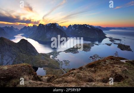 Landschaft - Dorf Reine bei Sonnenuntergang, Norwegen Stockfoto