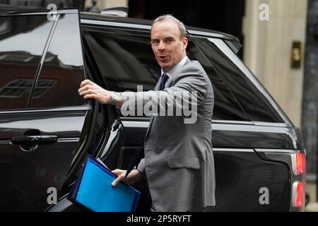 Der stellvertretende Premierminister Dominic Raab trifft in der Downing Street in London zu einer Kabinettssitzung ein. Foto: Dienstag, 7. März 2023. Stockfoto