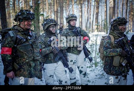 Paprade, Litauen. 07. März 2023. Bundeswehrsoldaten nehmen an der Griffin-Blitzübung auf dem Ausbildungsgelände Paprade Teil, an der das deutsche Kämpfer-Bataillon 413 verstärkte Wachsamkeit-Aktivitäten-Brigade während eines Besuchs des deutschen Verteidigungsministers teilnimmt. Kredit: Kay Nietfeld/dpa/Alamy Live News Stockfoto