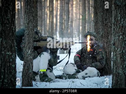 Paprade, Litauen. 07. März 2023. Bundeswehrsoldaten nehmen an der Griffin-Blitzübung auf dem Ausbildungsgelände Paprade Teil, an der das deutsche Kämpfer-Bataillon 413 verstärkte Wachsamkeit-Aktivitäten-Brigade während eines Besuchs des deutschen Verteidigungsministers teilnimmt. Kredit: Kay Nietfeld/dpa/Alamy Live News Stockfoto