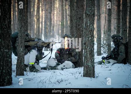 Paprade, Litauen. 07. März 2023. Bundeswehrsoldaten nehmen an der Griffin-Blitzübung auf dem Ausbildungsgelände Paprade Teil, an der das deutsche Kämpfer-Bataillon 413 verstärkte Wachsamkeit-Aktivitäten-Brigade während eines Besuchs des deutschen Verteidigungsministers teilnimmt. Kredit: Kay Nietfeld/dpa/Alamy Live News Stockfoto