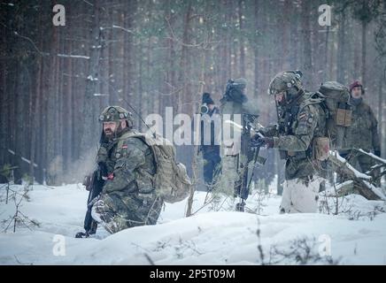 Paprade, Litauen. 07. März 2023. Bundeswehrsoldaten nehmen an der Griffin-Blitzübung auf dem Ausbildungsgelände Paprade Teil, an der das deutsche Kämpfer-Bataillon 413 verstärkte Wachsamkeit-Aktivitäten-Brigade während eines Besuchs des deutschen Verteidigungsministers teilnimmt. Kredit: Kay Nietfeld/dpa/Alamy Live News Stockfoto