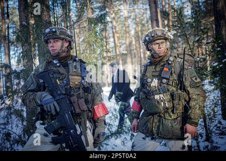 Paprade, Litauen. 07. März 2023. Bundeswehrsoldaten nehmen an der Griffin-Blitzübung auf dem Ausbildungsgelände Paprade Teil, an der das deutsche Kämpfer-Bataillon 413 verstärkte Wachsamkeit-Aktivitäten-Brigade während eines Besuchs des deutschen Verteidigungsministers teilnimmt. Kredit: Kay Nietfeld/dpa/Alamy Live News Stockfoto